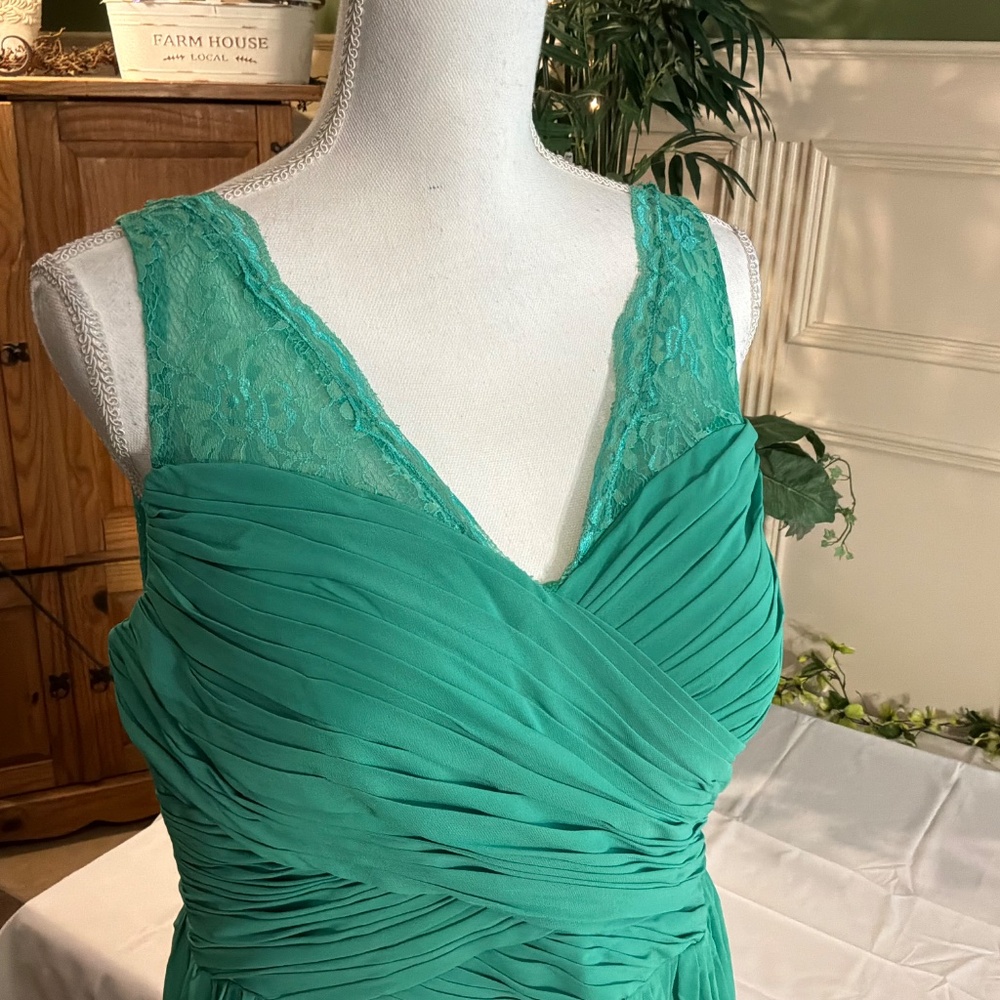 Long green chiffon with lace shoulder straps - Picture 6 of 8
